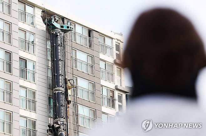 아파트로 넘어진 천공기 (용인=연합뉴스) 홍기원 기자 = 6일 경기도 용인시 기흥구 서천동 인덕원~동탄 복선전철 공사 현장에서 중장비인 천공기(지반을 뚫는 건설기계)가 넘어져 인근 아파트 건물 벽면에 기댄 모습으로 쓰러져 있다.
    지난 5일 오후 10시 13분께 발생한 이 사고로 인한 인명 피해는 없었다. 2025.6.6 xanadu@yna.co.kr