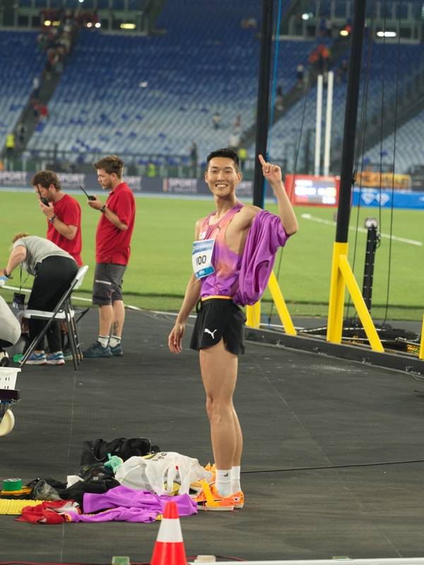 우상혁이 7일(한국시간) 이탈리아 로마에서 열린 2025 세계육상연맹 로마 다이아몬드리그에서 우승을 확정한 뒤 기뻐하고 있다. 2025.6.7 /용인시청 육상팀 제공