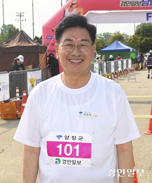 7일 오전 양평군 강상면 나루께축제공원 일원에서 제27회 양평이봉주마라톤대회 겸 경인일보 남한강마라톤대회에서 전진선 군수가 인터뷰를 하고 있다. 2025.6.7 /이지훈기자 jhlee@kyeongin.com