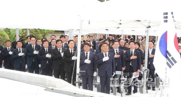 국가유공 4형제 전사자 추모사업회(회장 성기대)는 6일 현충일을 맞아 울산 울주군 두동면 충효정에서 김두겸 울산시장, 이순걸 울주군수, 국회의원, 울주군 보훈단체장, 회원들이 참석한 가운데 호국영령의 명복을 비는 국가유공 4형제 전사자 합동 추모제를 가졌다.