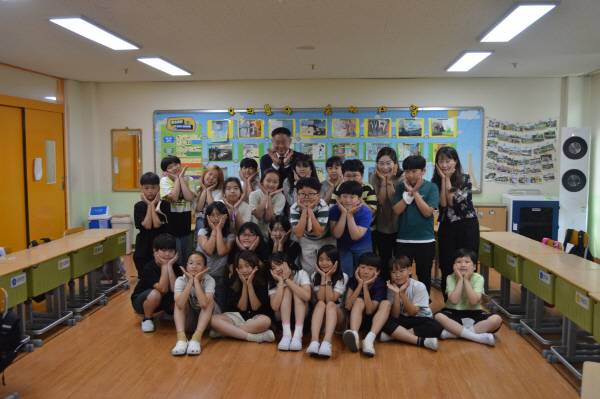 김재욱 칠곡군수가 왜관초 방문해 학생들과 기념촬영을 하는 모습.