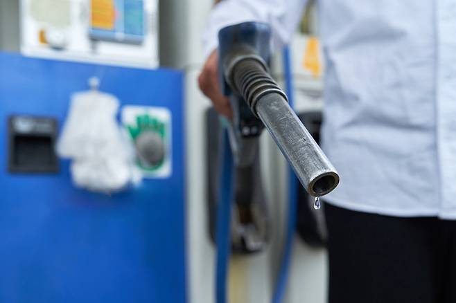 이번 주 국내 주유소 휘발유와 경유의 주간 평균 가격은 4주 연속 하락했다. 전국서 가장 휘발유값이 싼 대구는 1천591.8원을 기록했다. <게티이미지뱅크>