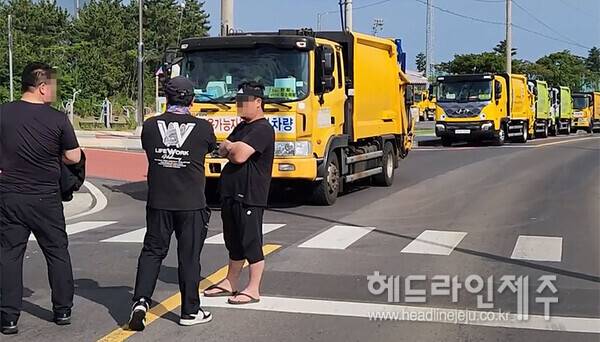 제주환경자원순환센터 쓰레기 반입로를 막아선 구좌읍 동복리 주민들. ⓒ헤드라인제주