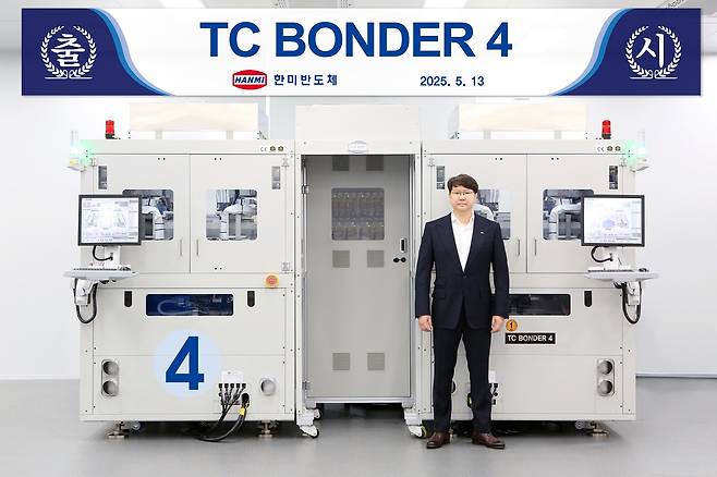 곽동신 한미반도체 회장이 TC 본더 4 앞에서 사진 촬영하고 있는 모습. ./사진=한미반도체