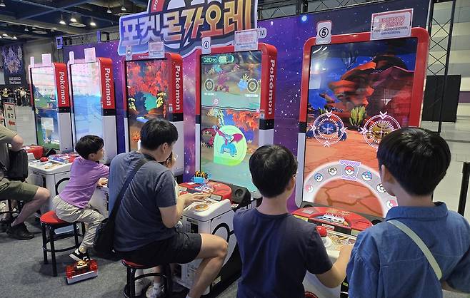 - 포켓몬가오레를 함께 즐기는 아버지와 딸