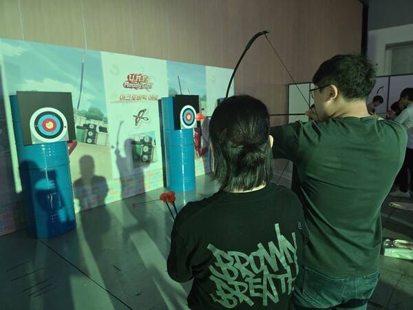 - 트레이너가 되려면 활도 쏠 줄 알아야 한다