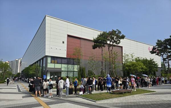 - 수원 메쎄 외곽부터 길게 형성된 줄