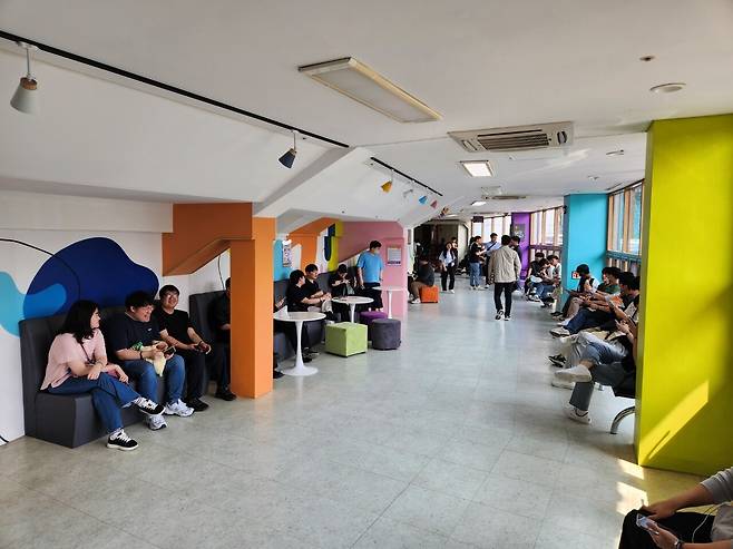 - 본격적인 행사 시작 전 휴게 공간에서 지인들과 대화 중인 용사들&nbsp;