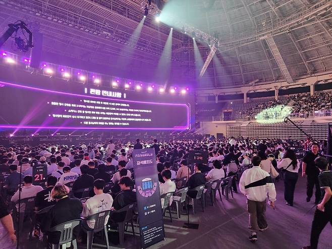 - 2시밖에 안 됐는데 이미 좌석을 가득 메웠다 