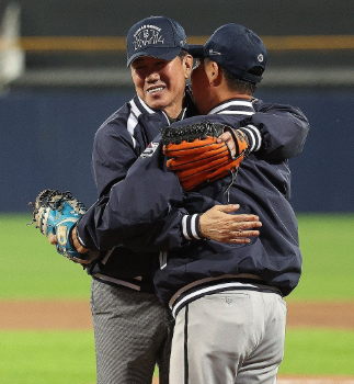 2024년 10월 25일 오후 대구 삼성라이온즈파크에서 열린 2024 신한 SOL뱅크 KBO 포스트시즌 한국시리즈 3차전 KIA 타이거즈와 삼성 라이온즈의 경기. 김시진 한국야구위원회(KBO) 경기운영위원장과 이만수 전 SK 와이번스(현 SSG 랜더스) 감독이 시구·시포 후 포옹하고 있다. 2024.10.25