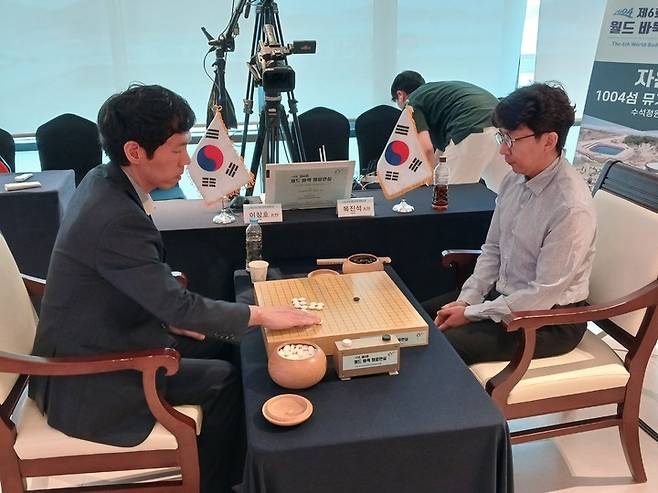 목진석 9단(오른쪽)의 8강전 상대는 '신산' 이창호 9단이었다. 둘이 돌을 가리고 있다.(신안에서 MHN 엄민용 선임기자)