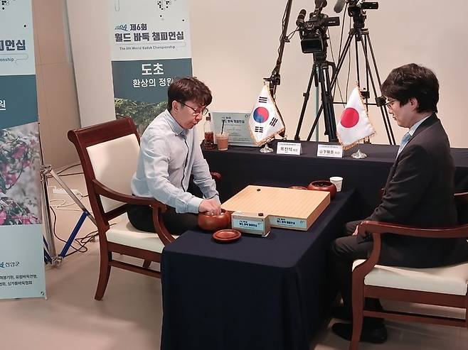 목진석 9단이 우승컵을 놓고 일본의 야마시타 게이고 9단과 대국하고 있다. 야마시타 게이고 9단은 세계대회 우승은 없지만 일본의 최고 기전인 기성전을 비롯해 명인전과 본인방전에서 우승한 강자다. 두 사람의 이번 대국은 25년 만에 치르는 맞대결이었다.(신안에서 MHN 엄민용 선임기자)