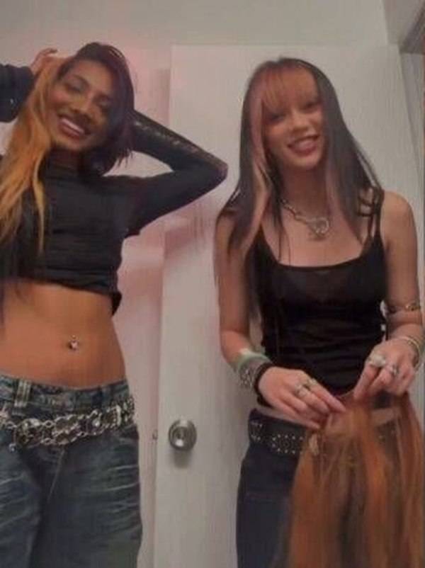 지난 6일 라이브 방송 중인 라라(왼쪽)와 메간 / 사진=SNS