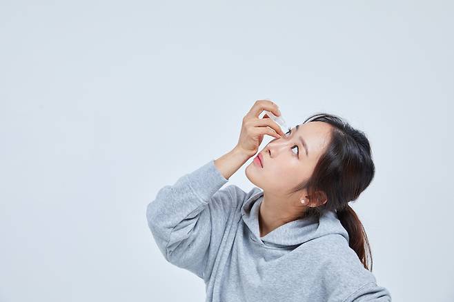 눈에는 몸의 주요 부분과 연결될 혈관이 많다. 이런 눈을 잘 들여다보면 건강 이상 징후를 알아 낼 수도 있다. [사진=게티이미지뱅크]