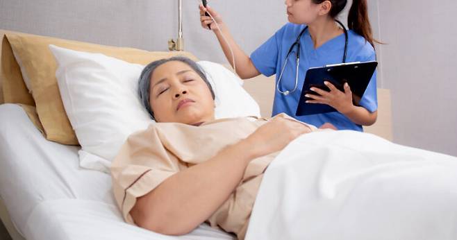 패혈증의 무서움을 잘 모르는 사람이 대부분이다. 면역력이 뚝 떨어진 중환자실 입원 환자의 약 25~30%는 원내감염으로 패혈증에 걸린다. 환자가 패혈증 쇼크를 일으킬 경우 사망률은 40~60%까지 치솟을 수 있다. 응급실, 중환자실 환자 중 콜레스테롤약을 복용한 사람은 그렇지 않은 사람에 비해 패혈증으로 숨질 위험이 39%나 더 낮다는 연구 결과가 나왔다.[사진=게티이미지뱅크]