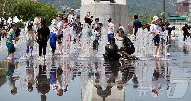 서울의 낮 최고기온이 28도를 기록하는 등 초여름 날씨를 보인 6일 오후 서울 종로구 광화문광장 분수대를 찾은 어린이들이 더위를 식히고 있다. 2025.6.6/뉴스1 ⓒ News1 김진환 기자