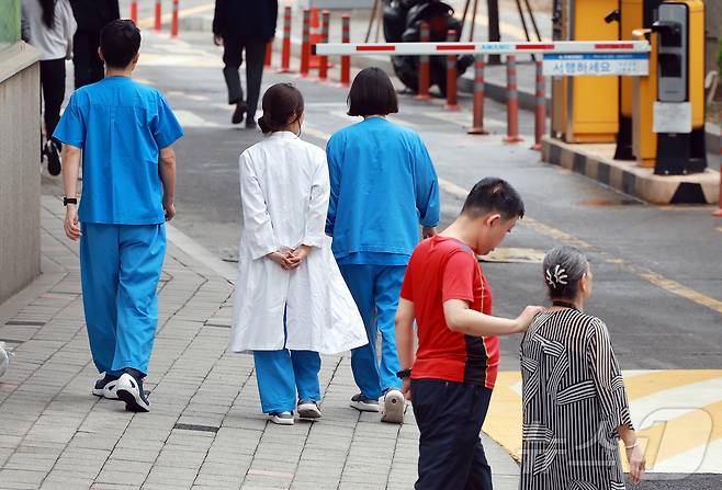 지난달 20일 서울 시내 한 대학병원에서 의료진들이 발걸음을 옮기고 있다. /뉴스1 ⓒ News1 김진환 기자