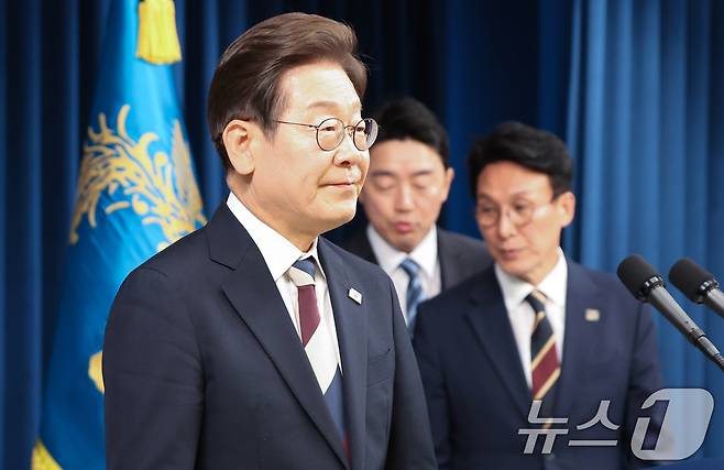 이재명 대통령이 4일 서울 용산구 대통령실 청사 브리핑룸에서 국무총리와 국정원장, 대통령 비서실장 등 인선발표를 하기 위해 입장하고 있다. 2025.6.4/뉴스1 ⓒ News1 허경 기자