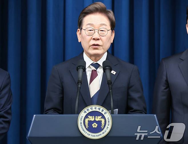 이재명 대통령이 4일 서울 용산구 대통령실 청사 브리핑룸에서 국무총리와 국정원장, 대통령 비서실장 등 인선발표를 하고 있다. 국무총리 후보자로는 김민석 국회의원, 국정원장 후보자로는 이종석 전 통일부장관이 지명됐다. 대통령 비서실장으로는 강훈식 국회의원, 안보실장에는 위성락 국회의원이 임명됐고, 경호처장은 황인권 전 육군 대장, 대변인은 강유정 국회의원이 임명됐다. 2025.6.4/뉴스1 ⓒ News1 허경 기자