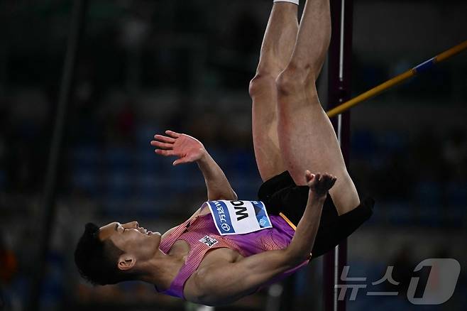 우상혁이 7일(한국시간) 열린 로마 다이아몬드리그 남자 높이뛰기 경기에서 바를 넘고 있다. ⓒ AFP=뉴스1