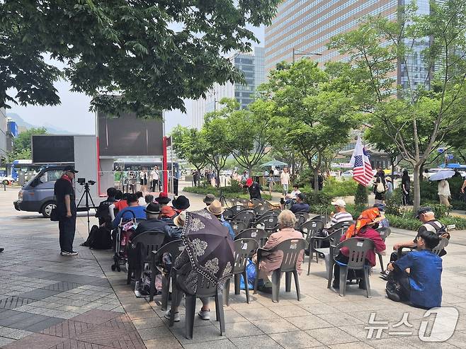 7일 서울 종로구 동화면세점 앞 인도에서 자유통일당 주최 집회가 열리는 모습. 2025.6.7/뉴스1 ⓒ News1 신윤하 기자