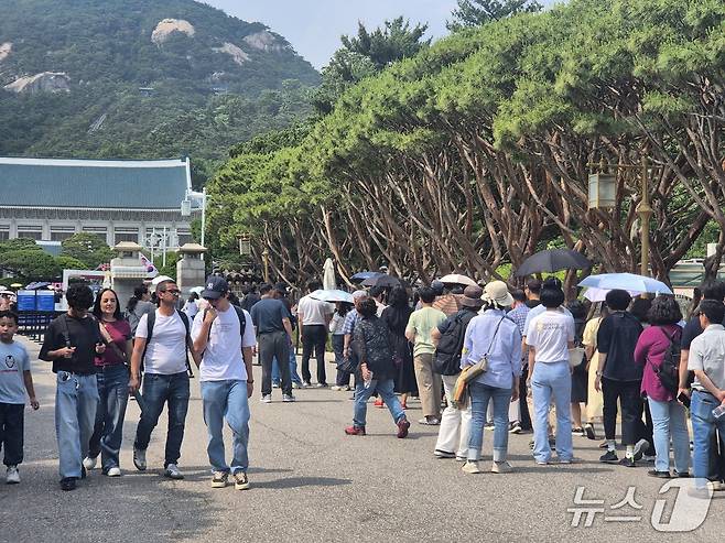 현충일 연휴 두 번째 날인 7일 오후 3시 쯤 청와대 정문 앞이 관람객들로 붐비고 있다. 2025.6.7/뉴스1 ⓒ News1 신윤하 기자