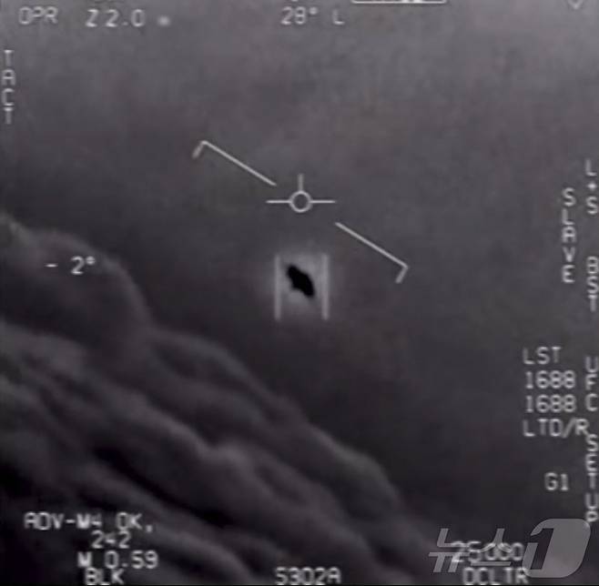 지난 2020년 4월 26일 미국 해군 전투기가 포착한 미확인 비행현상(Unidentified Aerial Phenomena·UAP) 영상 갈무리. 2020.04.26 ⓒ AFP=뉴스1 ⓒ News1 김지완 기자