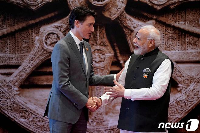 2023년 9월 인도 뉴델리에서 쥐스텡 트뤼도 당시 캐나다 총리가 나렌드라 모디 인도 총리와 악수하고 있다. 이번 만남은 G20 정상회의를 위해 인도에서 이루어졌다. 2023.09.09/ ⓒ 로이터=뉴스1 ⓒ News1 장성희 기자