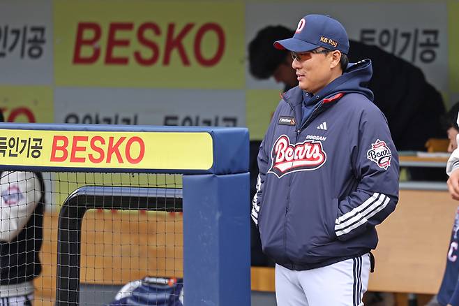 두산 이승엽 감독이 경기장을 바라보고 있다. 사진 | 두산 베어스