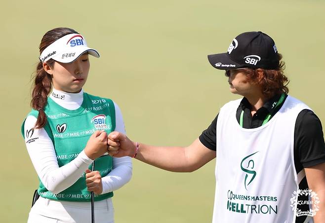 이동은은 페어웨이보다 그린에 가까운 녹색으로 드래스코드를 맞추고 있다. 사진 | KLPGA