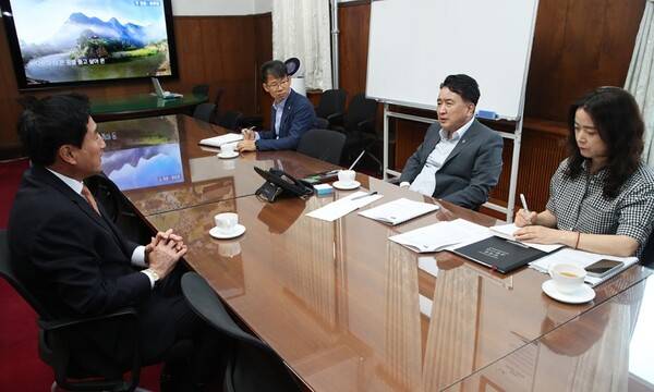 5일 충북도청에서 박노준 우석대학교 총장과 김영환 지사가 만나 도내 다목적 돔구장 건립과 프로야구단 유치 가능성에 대해 심도 깊은 논의를 하고 있는 모습이다. 사진┃충북도청 제공