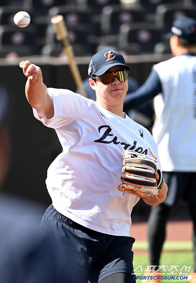 4일 대전 한화생명볼파크에서 열린 KT와 한화의 경기, 한화 노시환이 캐치볼을 하고 있다. 대전=허상욱 기자wook@sportschosun.com/2025.06.04/