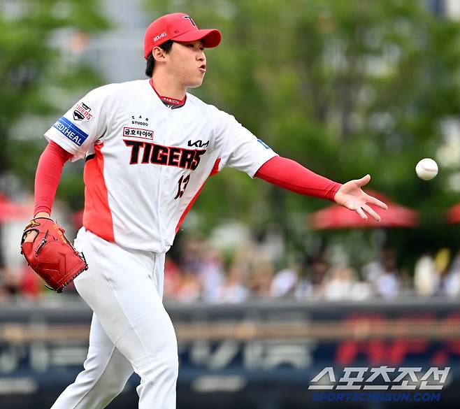 6일 광주 KIA챔피언스필드에서 열린 한화와 KIA의 경기, 6회초 KIA 윤영철이 한화 문현빈의 투수 앞 땅볼 타구를 잡아 1루로 던지고 있다. 광주=허상욱 기자wook@sportschosun.com/2025.06.06/