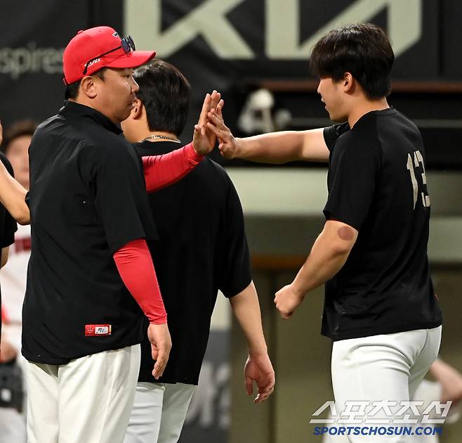 6일 광주 KIA챔피언스필드에서 열린 한화와 KIA의 경기, KIA가 3대2로 승리했다. 시즌 첫승을 거둔 윤영철이 이범호 감독과 기쁨을 나누고 있다. 광주=허상욱 기자wook@sportschosun.com/2025.06.06/