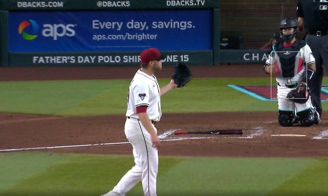 코빈 번스가 지난 2일(한국시각) 텍사스 레인저스전에서 5회초 투구 도중 팔꿈치에 이상이 생기자 불펜을 행햐 신호를 보내고 있다. 사진=MLB.TV 캡처