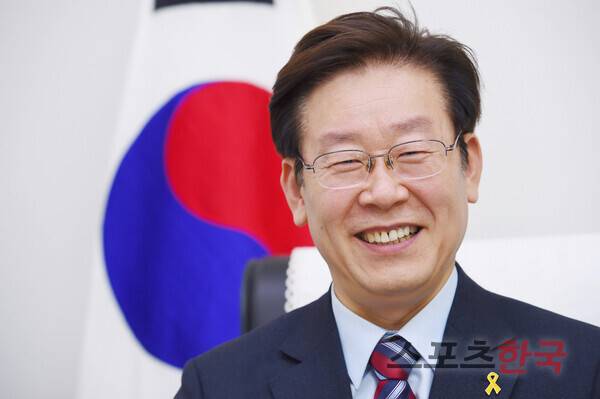 2016년 2월, 스포츠한국과 인터뷰했던 이재명 '성남FC 구단주'의 모습. ⓒ스포츠한국DB