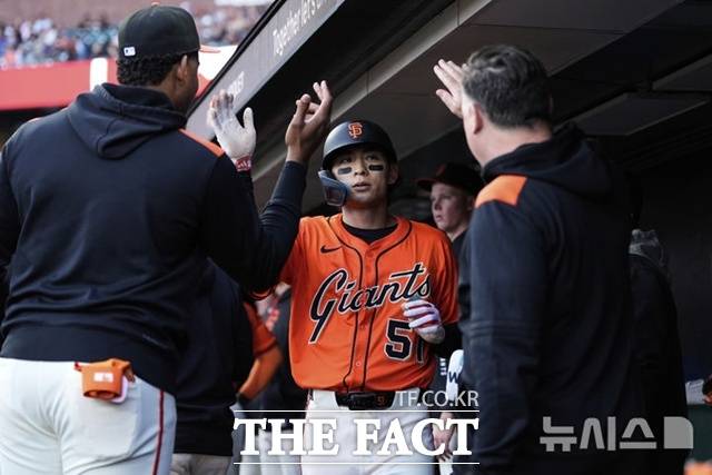 이정후가 7일(한국시간) 애틀랜타전에서 1회말 득점을 올린 뒤 더그아웃에서 동료들의 환영을 받고 있다. /샌프란시스코=AP.뉴시스