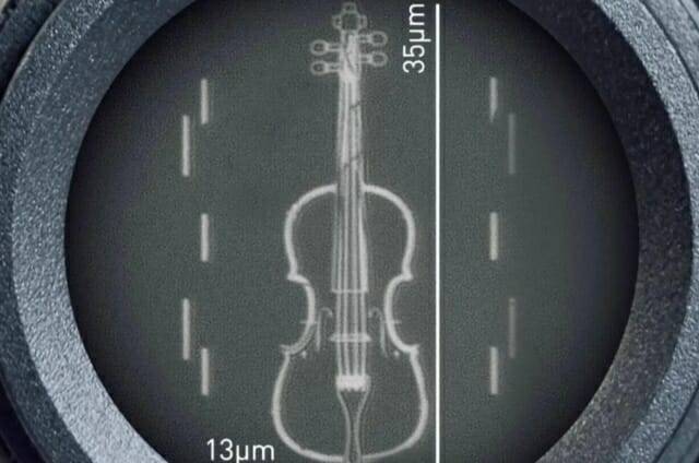영국 러프버러대학 연구진이 사람의 머리카락보다도 훨씬 작은 바이올린을 제작해 공개했다. (사진=러프버러대학)