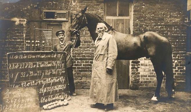 1904년 영리한 말 한스와 조련사 빌헬름 폰 오스텐. 브리태니커 캡쳐