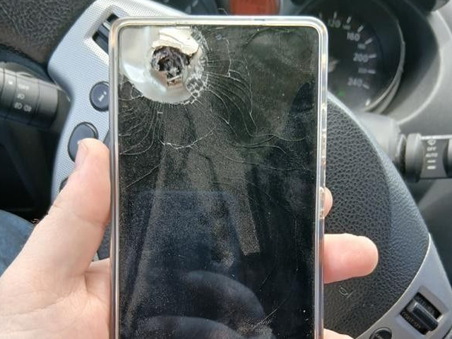 자신을 우크라이나군 병사라고 밝힌 한 이용자가 우크라이나 삼성전자 홈페이지 리뷰 게시판에 갤럭시 스마트폰 덕분에 생명을 구했다며 사진을 올렸다. 우크라이나 삼성전자 홈페이지