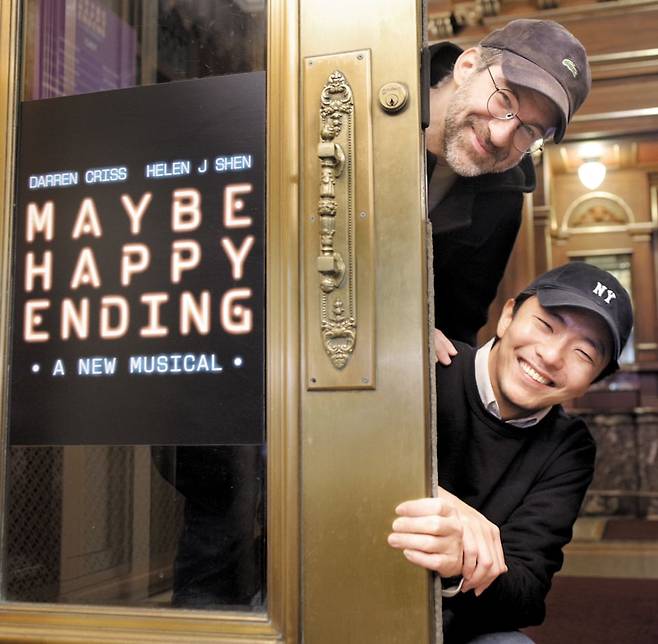 뮤지컬 '어쩌면 해피엔딩'의 음악과 이야기를 함께 만든 윌 애런슨(위)과 박천휴 작가. /뉴욕=이태훈 기자
