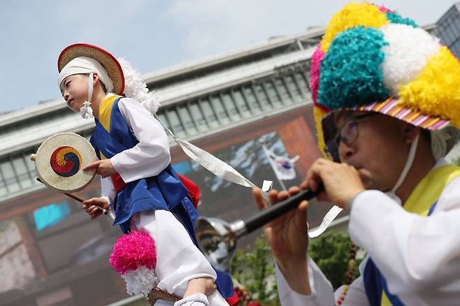 지난 5일 오후 서울 광화문광장에서 열린 제1회 국악의 날 행사에서 어린이 국악인이 목마를 탄 채 퍼레이드 공연을 하고 있다. /박성원 기자