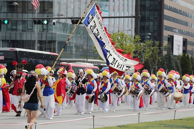 지난 5일 오후 서울 광화문광장에서 열린 제1회 국악의날 행사에서 여민락 대축제가 열리고 있다. 여민락 대축제는 국가무형유산에 등재된 6개 농악보존회와 3개 탈춤 및 사자춤 보존회의 길놀이와 전통공연, 강강술래 등 기념공연이 펼쳐지는 행사다. /박성원 기자