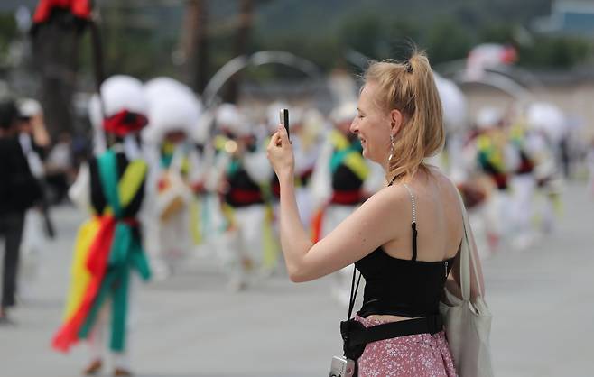 외국인 관광객이 지난 5일 오후 서울 광화문광장에서 열린 제1회 국악의날 행사를 관람하고 있다. /박성원 기자