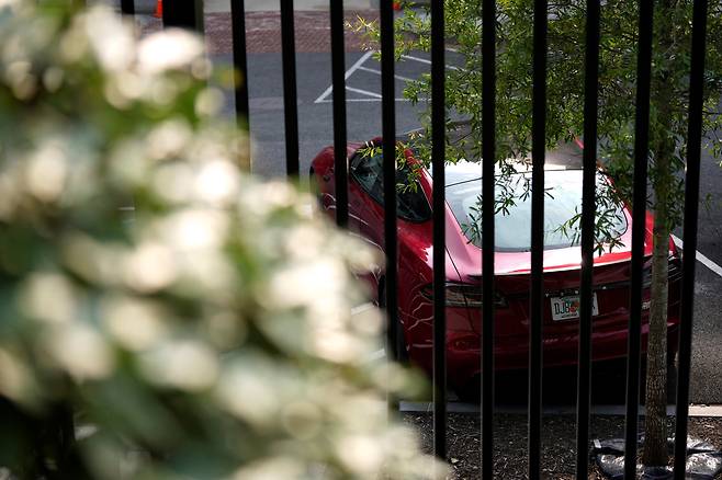 지난 5일(현지시각) 백악관 인근에 주차된 트럼프의 테슬라 차량. /로이터 연합뉴스