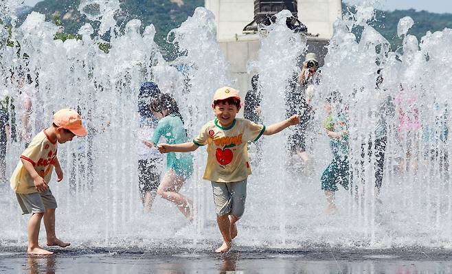 서울의 낮 최고기온이 28도를 기록하는 등 초여름 날씨를 보인 6일 오후 서울 종로구 광화문광장 분수대를 찾은 어린이들이 더위를 식히고 있다. /뉴스1