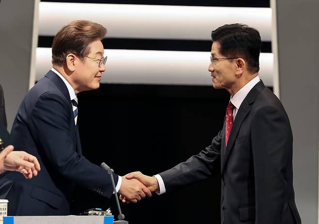 지난달 23일 당시 이재명 더불어민주당 대선 후보, 김문수 국민의힘 후보가 서울 영등포구 KBS본관 스튜디오에서 중앙선거방송토론위원회 주관 제21대 대통령선거 2차 후보자 토론회 시작에 앞서 악수하고 있다./뉴스1