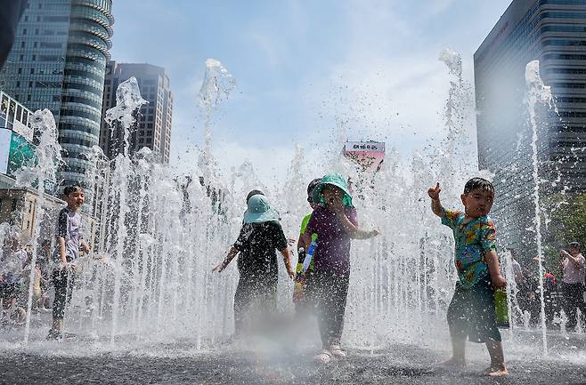 낮 최고기온이 28도를 기록하는 등 초여름 날씨를 보인 6일  분수대를 찾은 어린이들이 더위를 식히고 있다. /뉴스1