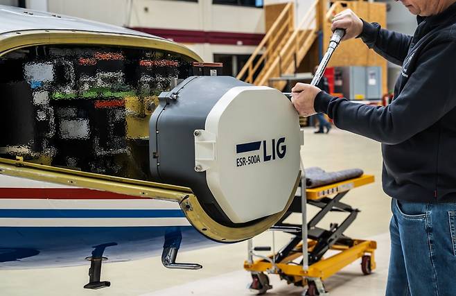 LIG넥스원이 개발 중인 AESA 레이더 'ESR-500A'./LIG넥스원 제공