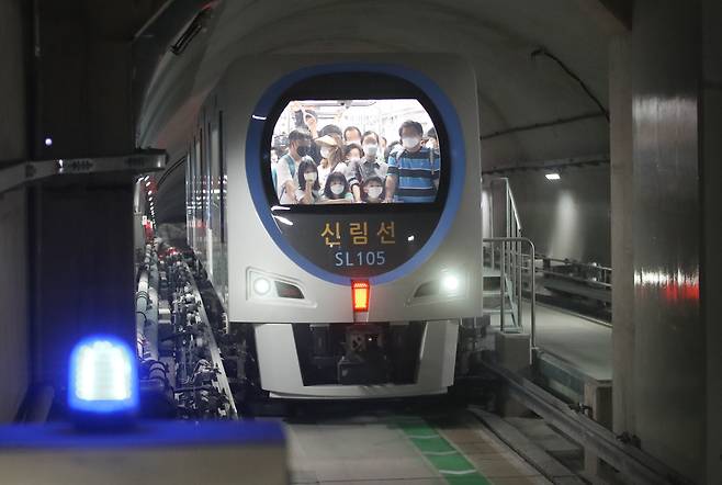 지난 달 29일 시민들이 신림선을 타고 있다. /뉴스1